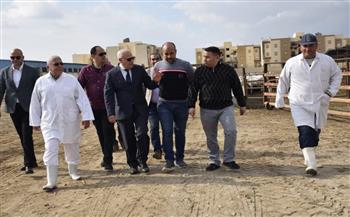 محافظ بورسعيد يتابع سير العمل بمحطة تسمين الماشية