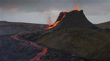 رئيس آيسلندا: أولوياتنا حماية الأرواح والبنية التحتية مع بدء الثوران البركاني
