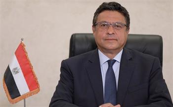 سفير مصر بالكويت يقدم واجب العزاء في وفاة الأمير الراحل نواف الصباح