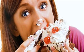 خبراء تغذية يوضحون أسباب رغبة المرأة في تناول الحلويات