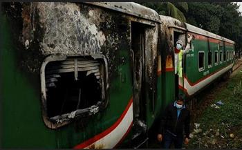 مصرع 4 أشخاص جراء اشتعال النيران في قطار سريع ببنجلاديش