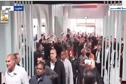المصريون يحتشدون أمام السفارة المصرية في الكويت للإدلاء بأصواتهم بالانتخابات الرئاسية 