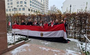 فيديو وصور.. استمرار توافد المصريين في السفارة ببرلين