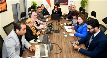 السفيرة سها جندي تستعرض تقرير من غرفة عمليات وزارة الهجرة لمتابعة انتخابات المصريين بالخارج