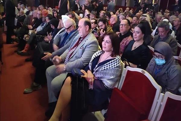 إلهام شاهين بالشال الفلسطيني في افتتاح أيام قرطاج المسرحية