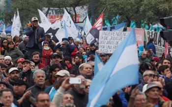 حكومة الأرجنتين الجديدة تعلن إجراءات اقتصادية صارمة وتحذر من خروج احتجاجات 