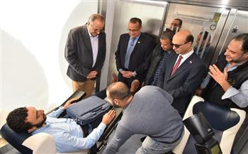 رئيس جامعة أسيوط يفتتح أول وحدة متنقلة للتبرع بالدم بالصعيد 