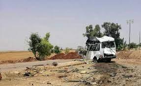 المرصد: 17 قتيلاً وجريحًا بانفجار حافلة مبيت في البادية السورية