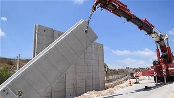الاحتلال الإسرائيلي يشرع ببناء مقاطع من جدار الفصل العنصري في جنين بفلسطين