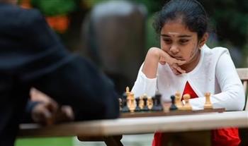 صور.. طفلة في الثامنة تصبح أفضل لاعبة شطرنج بأوروبا