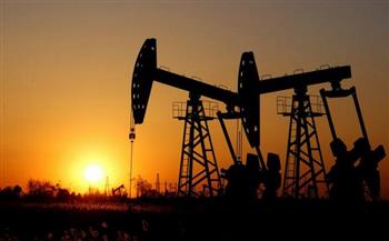 النفط يتجه لتسجيل مكاسب أسبوعية 4%
