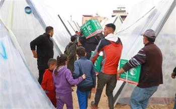 مركز الملك سلمان للإغاثة يواصل توزيع المواد الغذائية في مخيم النازحين جنوب غزة