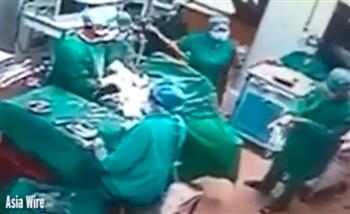 فيديو صادم.. طبيب يضرب مُسنّة أثناء إجراء جراحة خطيرة في عينيها