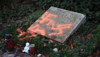 تدنيس قبر المستشار الألماني السابق هلموت شميت وزوجته برسوم لصلبان معقوفة