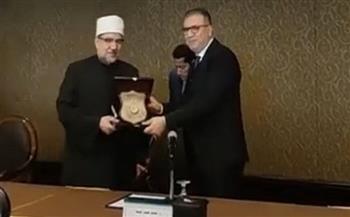 وزير الأوقاف يكرم رئيس إذاعات وتليفزيونات التعاون الإسلامي