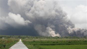رفع حالة التأهب في إندونيسيا بعد تدفق حمم بركانية باردة من جبل سيميرو 