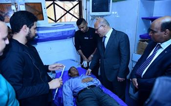 رئيس جامعة سوهاج يطمئن على 17 مصابا في حادث طريق دار السلام
