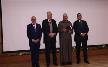 وزيرا التنمية المحلية و الزراعة و محافظ بورسعيد يسلمون 127 عقداً للمزارعين 