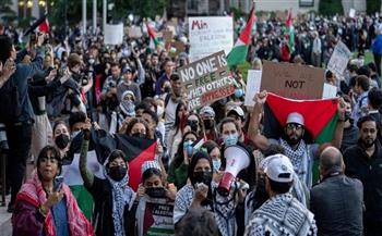 نشطاء مؤيدون للفلسطينيين يحتجون أمام منازل مسؤولي إدارة بايدن لوقف الدعم العسكري لإسرائيل