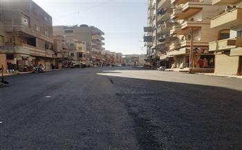 استمرار أعمال الرصف بشوارع مدينة طهطا