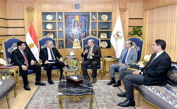 رئيس جامعة المنصورة يبحث توقيع بروتوكول مع كليات عراقية