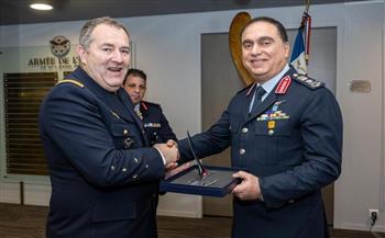 قائد القوات الجوية ورئيس هيئة أركان سلاح الجو والفضاء الفرنسي يبحثان التعاون المشترك