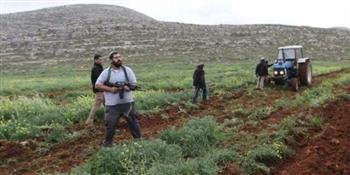 مستعمرون يوسعون طريقا زراعيا في أراضي الفلسطينيين غرب بيت لحم