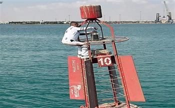 جهود مجموعة الدعم الفني في صيانة المساعدات الملاحية بميناء سفاجا البحري
