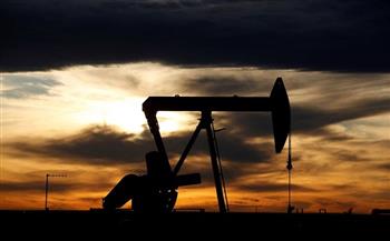 أسعار النفط تتجه لإنهاء العام منخفضة 10 بالمئة بسبب مخاوف بشأن الطلب