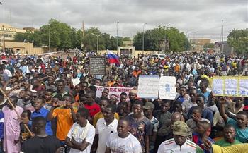 النيجر.. الآلاف يحتفلون بانسحاب القوات الفرنسية من البلاد