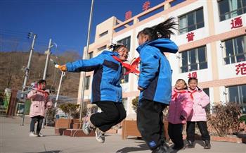 استئناف أكثر من 60 ألف طالب الدراسة بمحافظة ضربها الزلزال شمال غربي الصين  