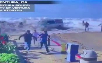 لا تدر ظهرك.. موجات تسونامي خطيرة تلاحق البشر وتغرقهم في كاليفورنيا| فيديو 