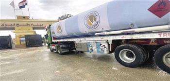 منها 4 وقود | إدخال 50 شاحنة مساعدات إلى غزة من ميناء رفح