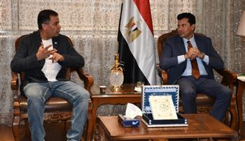 وزير الرياضة يلتقي رئيس الاتحاد المصري للدارتس