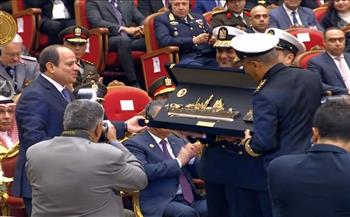 الرئيس السيسي يتسلم درع الفرقاطة المصرية «الجبار» بمعرض إيديكس 2023