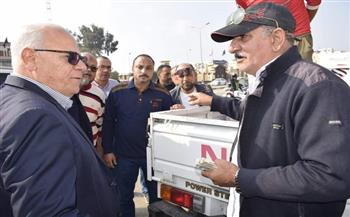محافظ بورسعيد يتفقد إحدى منافذ البيع المتنقلة لمبادرة تخفيض الأسعار 