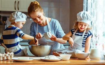 للأمهات.. 6 فوائد لإشراك طفلك في الأعمال المنزلية