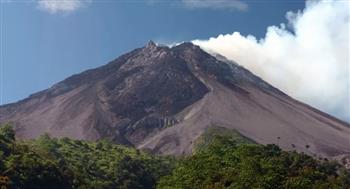 احبس أنفاسك.. أدخنة بركان إندونيسي تصل إلى ارتفاع مخيف (فيديو)