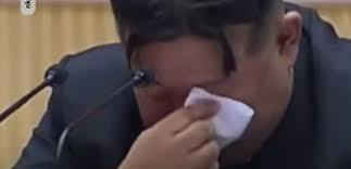 زعيم كوريا الشمالية يجهش بالبكاء لسبب مثير