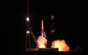 الصين تطلق صاروخا لإرسال ثلاثة أقمار صناعية إلى المدار