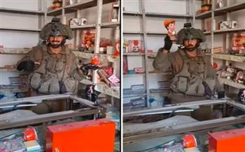 فيديو.. جندي إسرائيلي يدخل في معركة مع ألعاب أطفال في جباليا