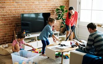 8 خطوات لتعويد طفلك على مساعدتك في المنزل
