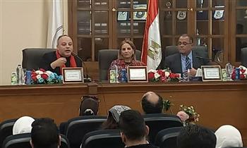تامر عبدالمنعم يفتتح محاضرات مشروع السينما بجامعة عين شمس