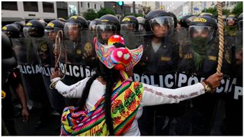 إصابة نحو 50 شخصا خلال تظاهرة لإحياء ذكرى مدنيين قتلوا في الاحتجاجات ببيرو