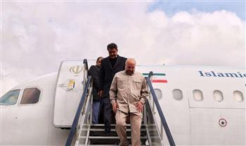 رئيس البرلمان الإيراني يقود بنفسه طائرة مدنية ويتوجه إلى مدينة منكوبة