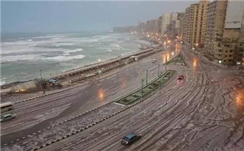 أمطار غزيرة في الإسكندرية مع استمرار شحن البضائع وتداول الحاويات بالميناء