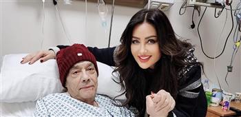 لطيفة تنشر صورة برفقة حلمى بكر من داخل المستشفى وتعلق: «قريب جداً هيكون معانا برة المستشفى»