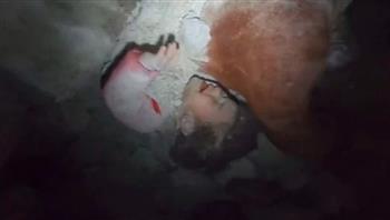 فيديو يخلع القلوب.. انتشال طفلة من أحضان شقيقتها المتوفاة تحت الأنقاض