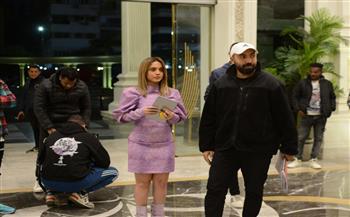 صور جديدة لرنا رئيس ومحمد الكيلاني في كواليس «المكلكعين» مع حسن البلاسي