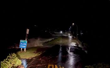 انقطاع الكهرباء عن آلاف المنازل وتوقف الرحلات الجوية جراء عاصفة استوائية في نيوزيلندا 